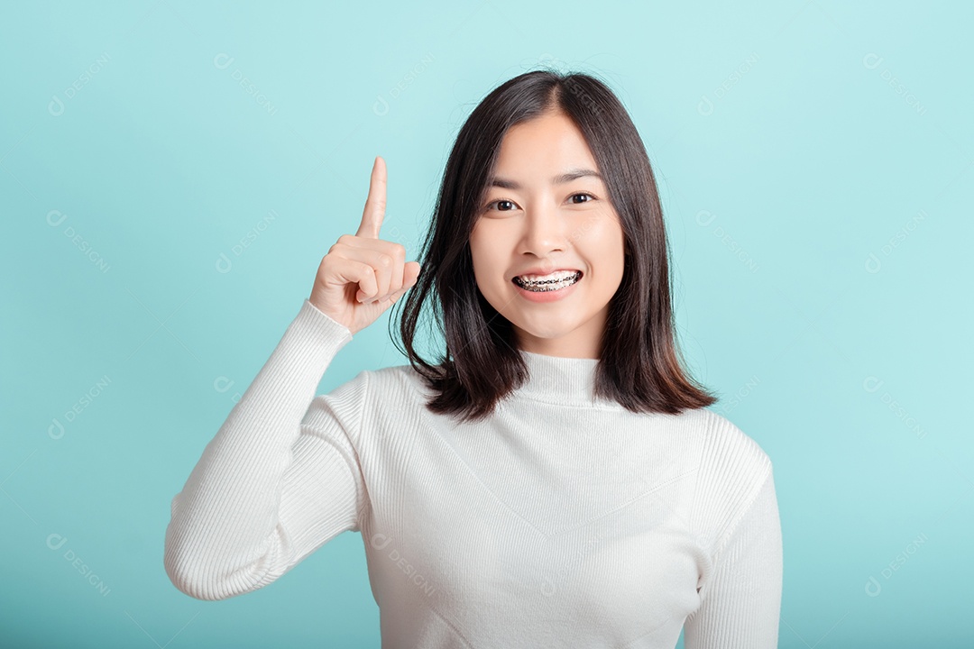 Aparelho dentário de jovem asiática usando aparelho