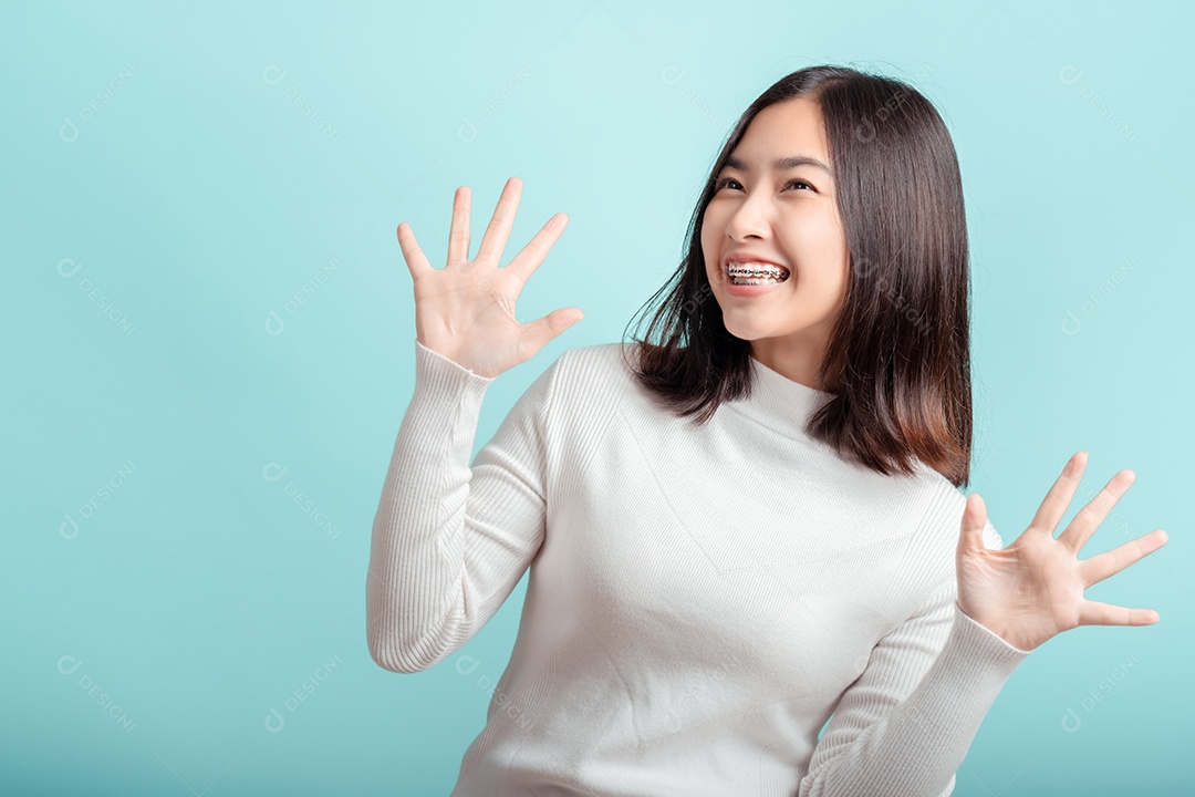 Aparelho dentário de jovem asiática usando aparelho