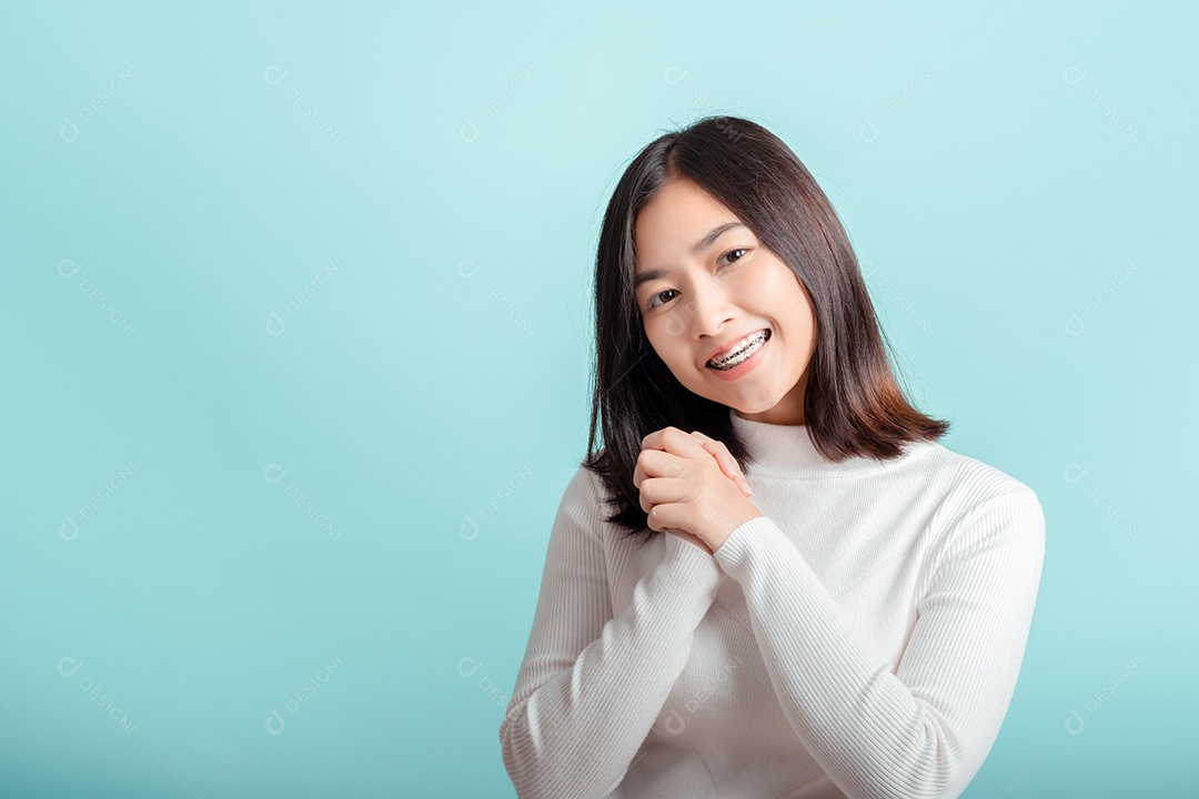 Aparelho dentário de jovem asiática usando aparelho