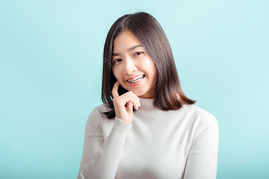 Aparelho dentário de jovem asiática usando aparelho