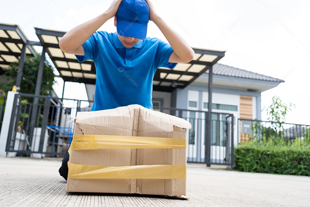 Homem de entrega com caixa cliente de serviço expresso.