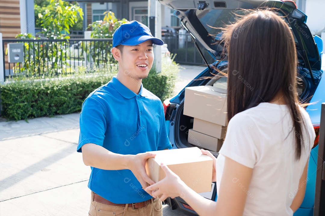Homem de entrega com caixa cliente de serviço expresso.
