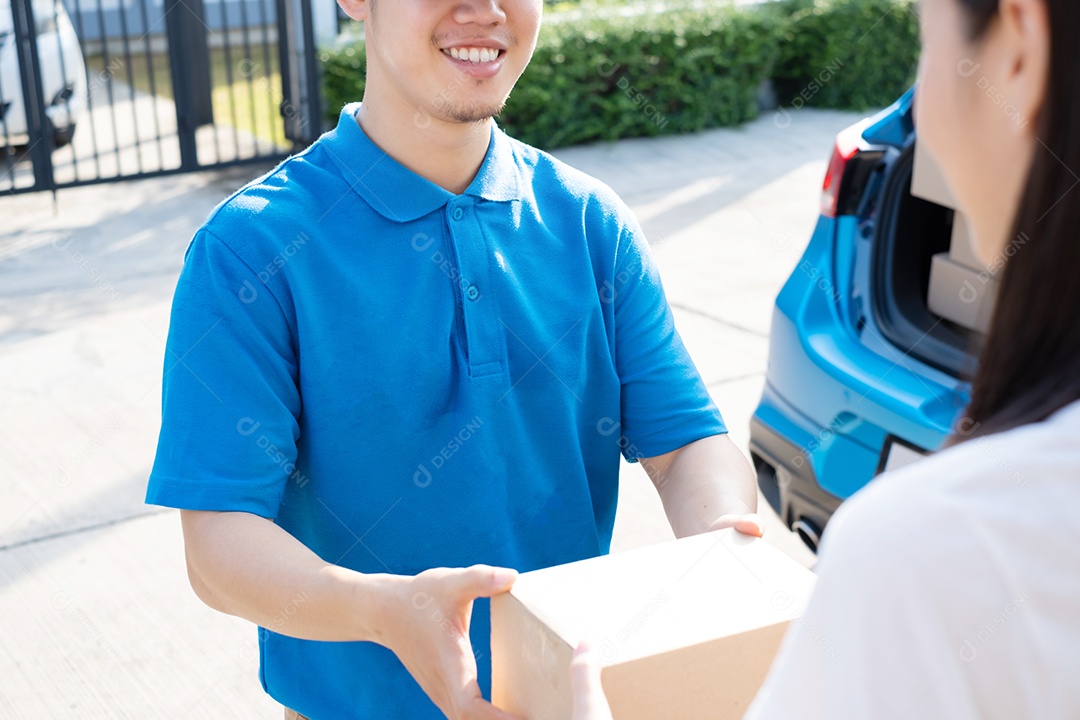 Homem de entrega com caixa cliente de serviço expresso.