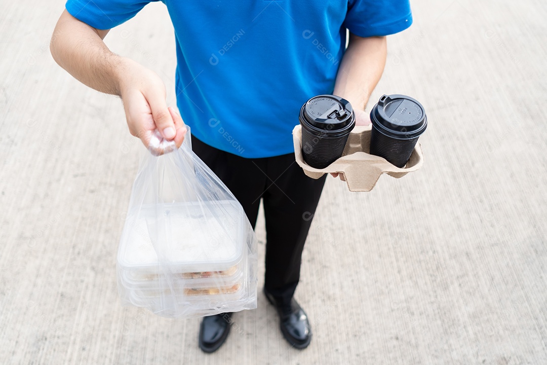 Entregador de comida entregando sacolas plásticas