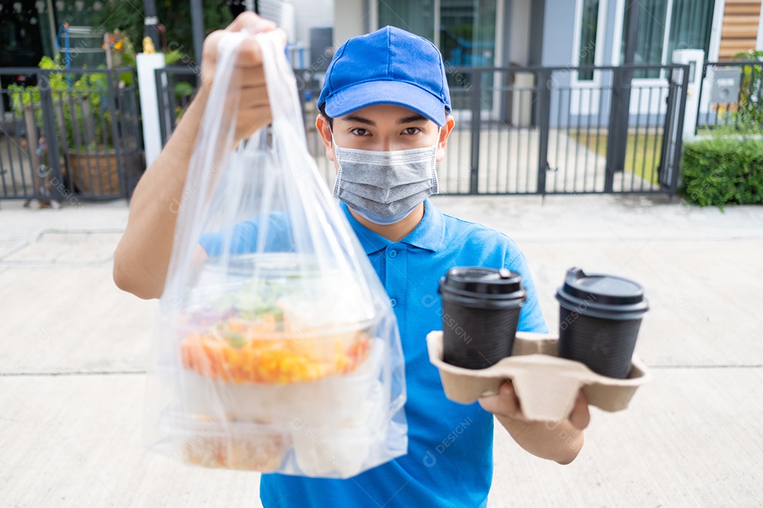 Entregador de comida usando máscara entregando sacolas plásticas