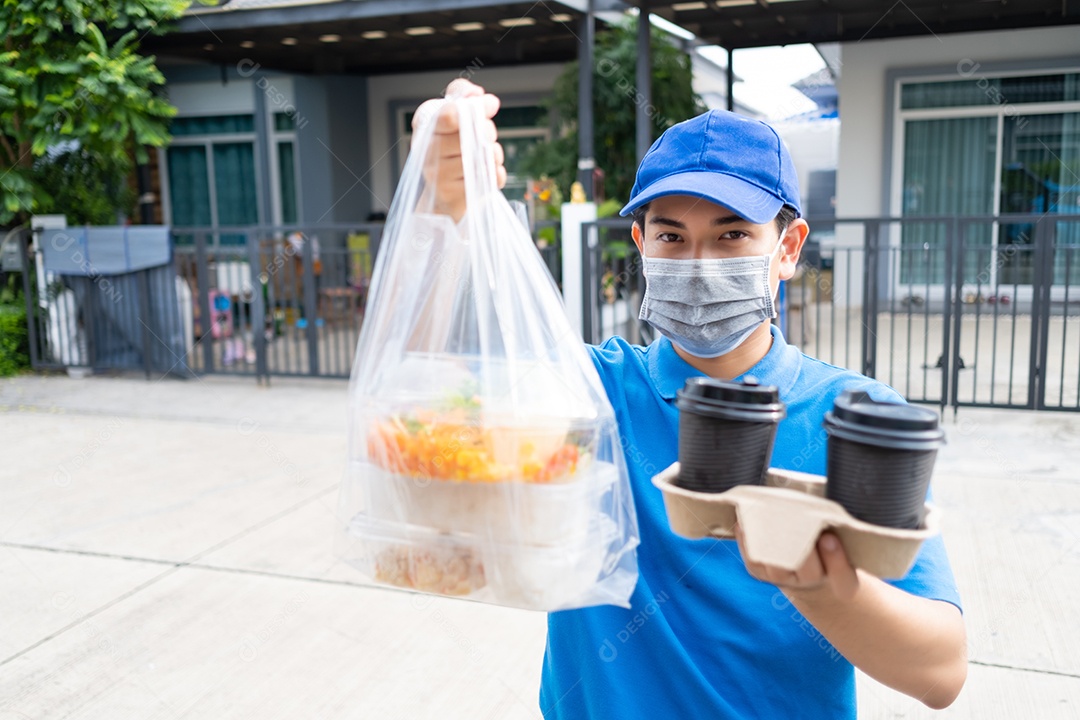 Entregador de comida usando máscara entregando sacolas plásticas