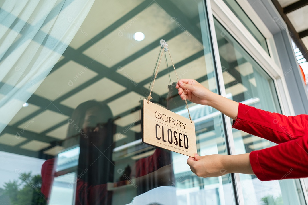 Mulher fechou loja com placa de sinalização na porta da frente
