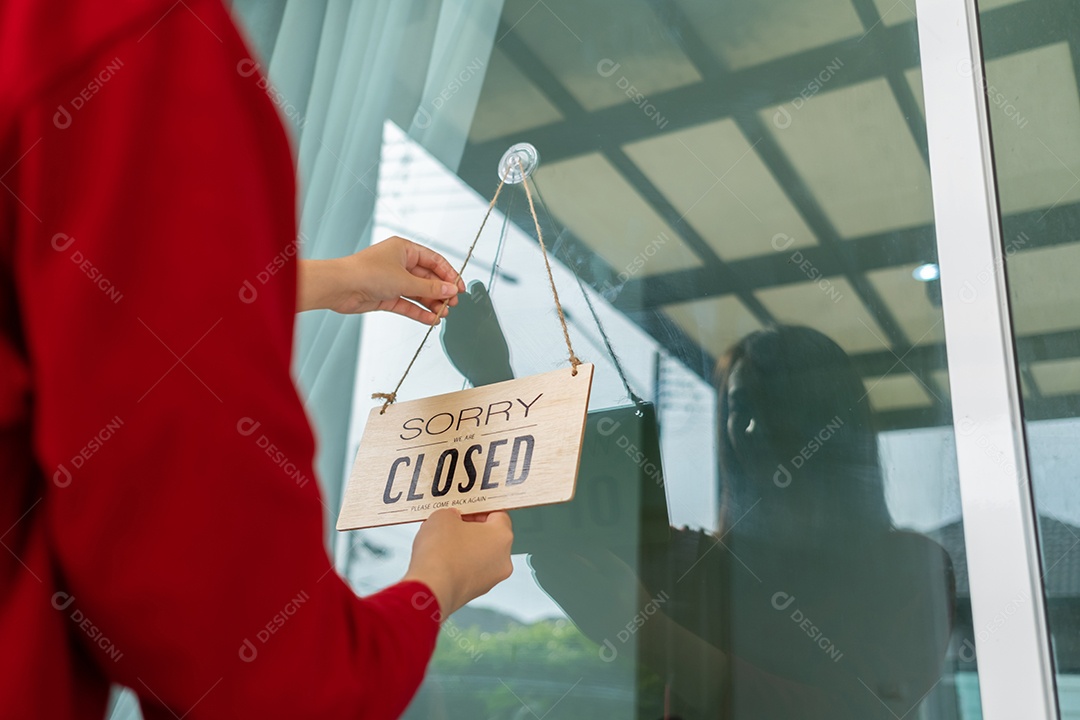 Mulher fechou loja com placa de sinalização na porta da frente