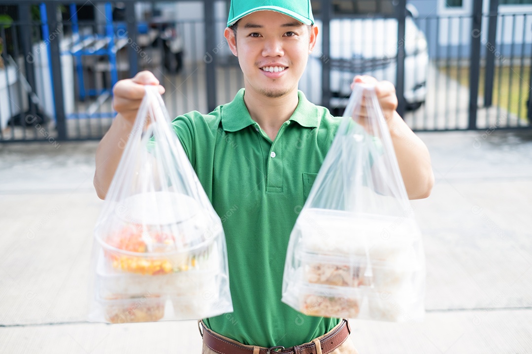 Homem de entrega de comida usando máscara entregando sacolas plásticas