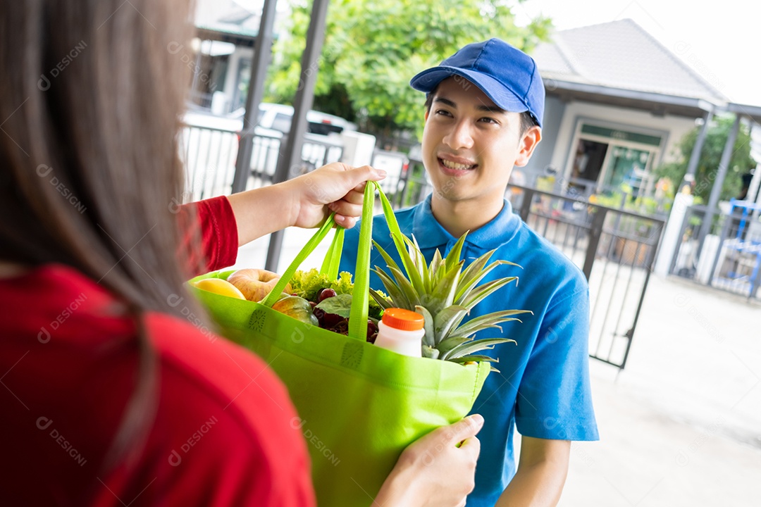 Homem de entrega de comida usando máscara entregando sacolas plásticas