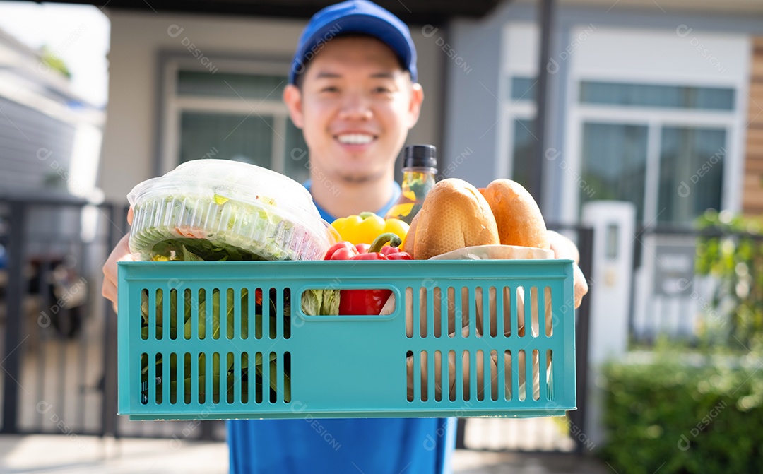 O homem asiático de entrega de comida em uniforme azul