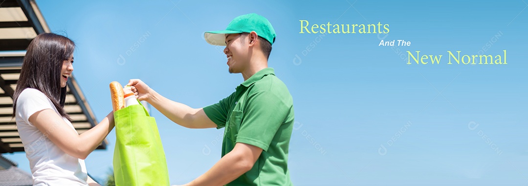 Homem asiático de entrega de comida em uniforme dá frutas e vegetais para a casa da frente do cliente receptor