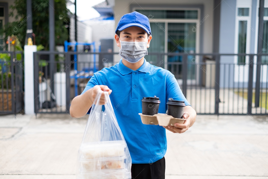 Entregador de comida com uniforme azul