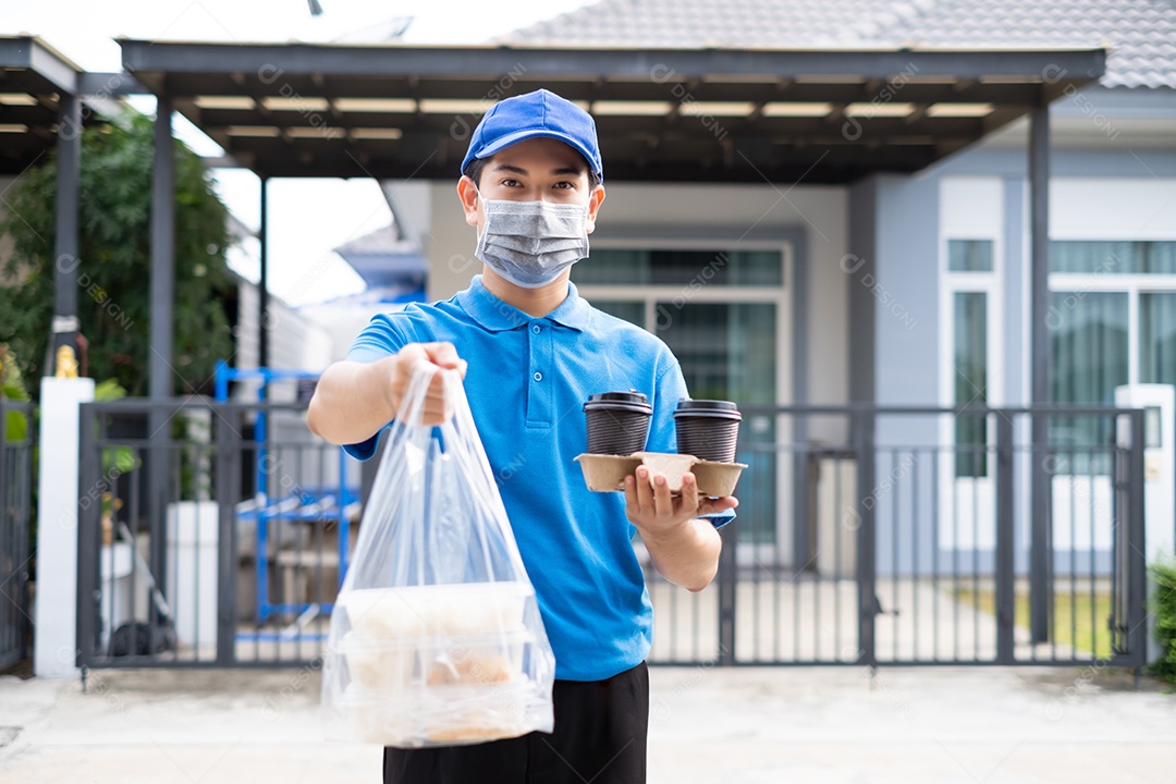 Entregador de comida com uniforme azul