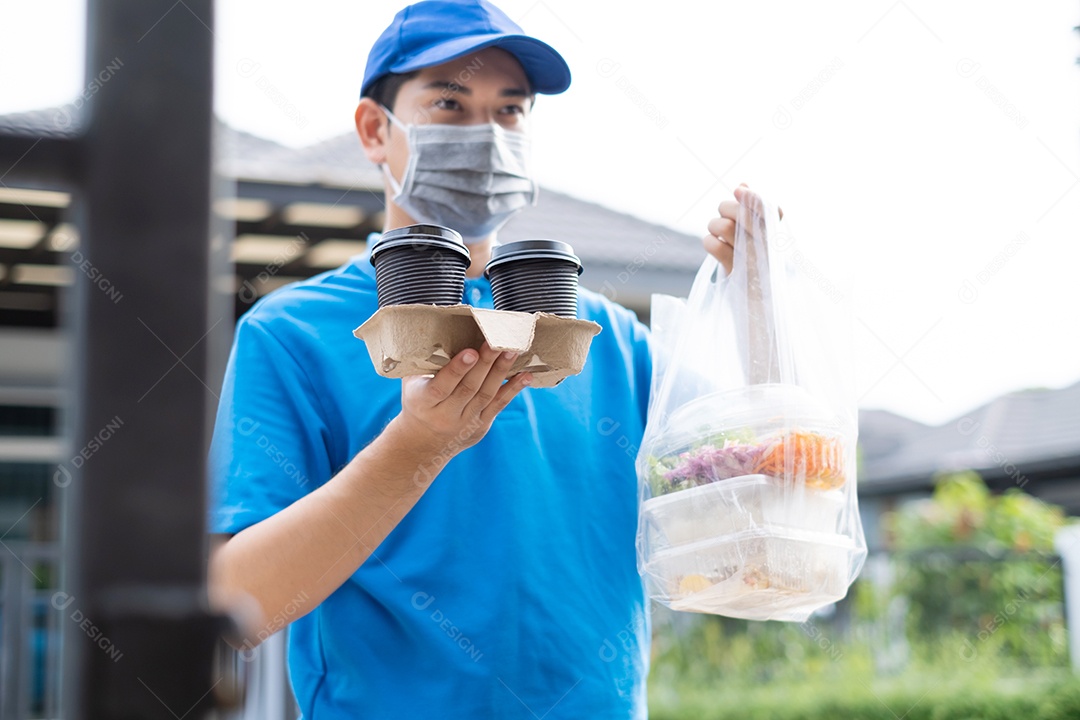 Entregador de comida com uniforme azul