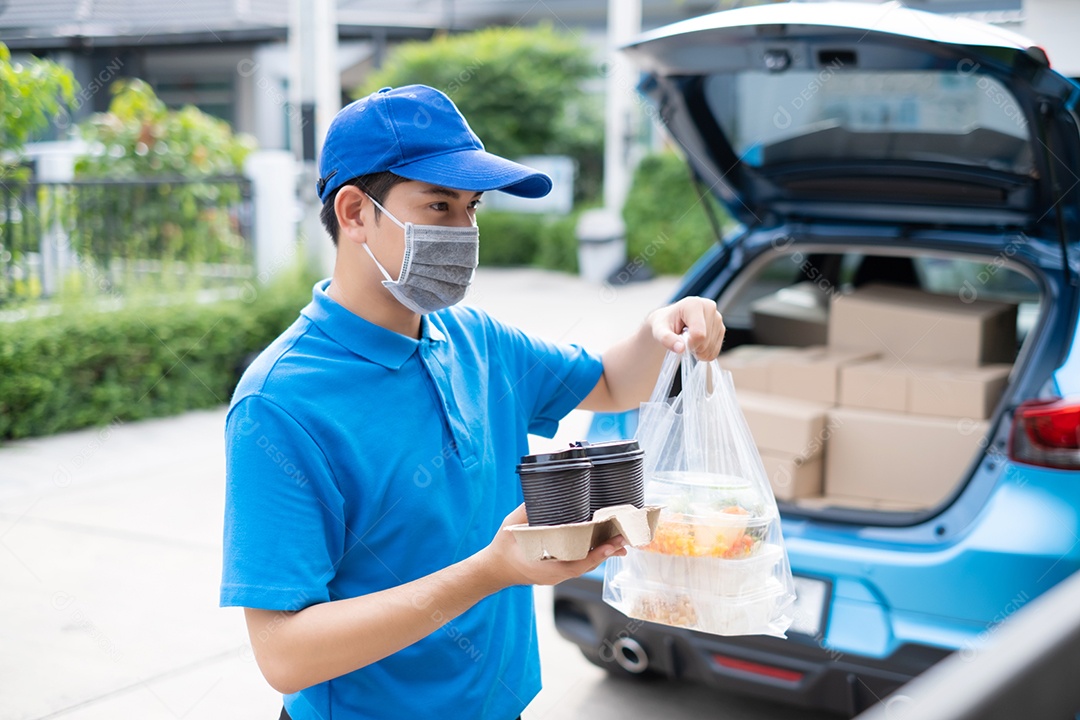 Entregador de comida usando máscara entregando sacolas plásticas
