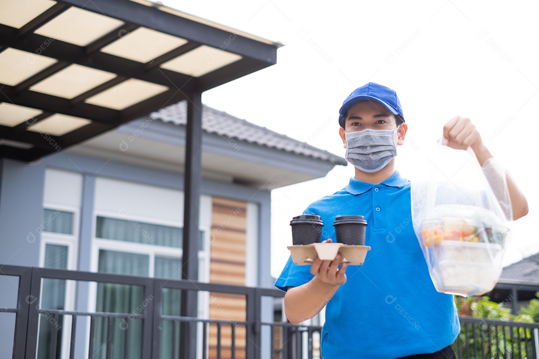 Entregador de comida com uniforme azul