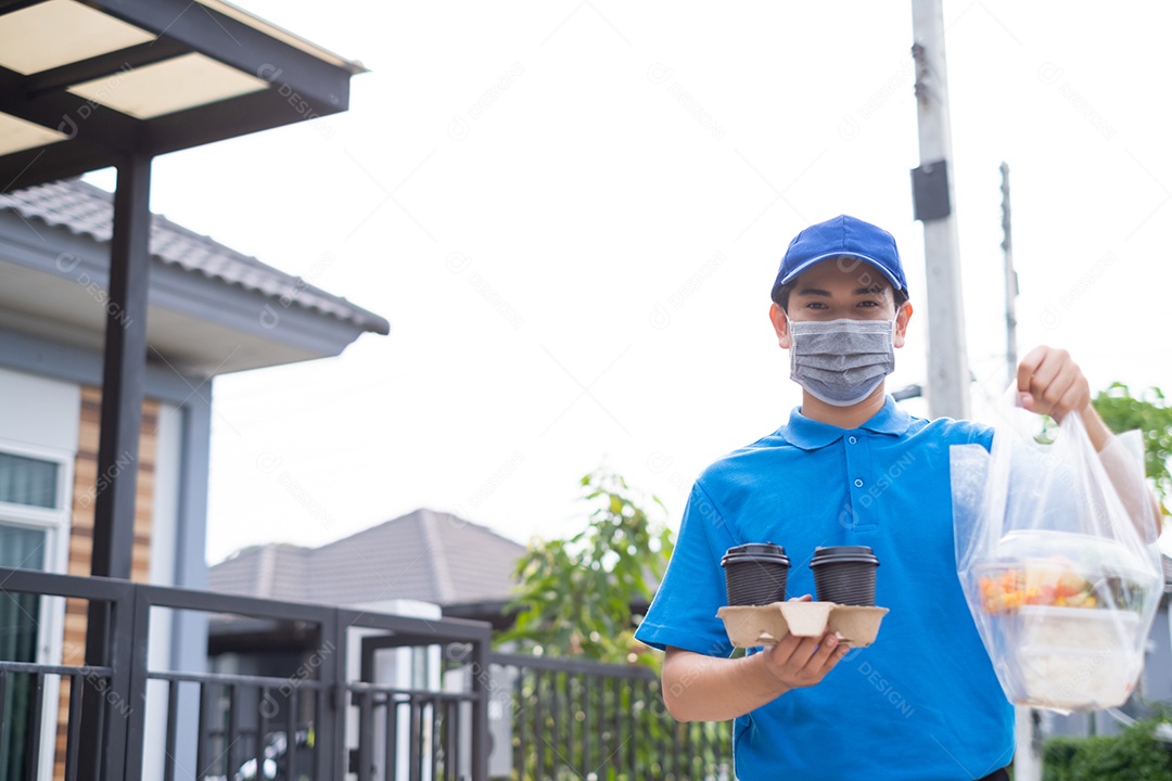Homem asiático entregador de comida com uniforme azul