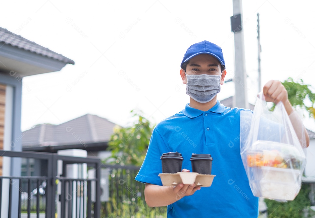 Homem asiático entregador de comida com uniforme azul