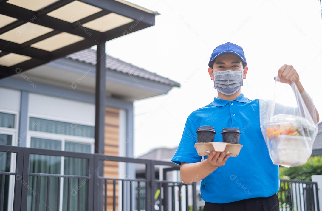 Homem asiático entregador de comida com uniforme azul