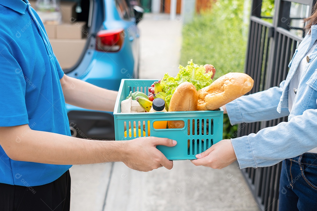 Homem asiático entregador de comida com uniforme azul