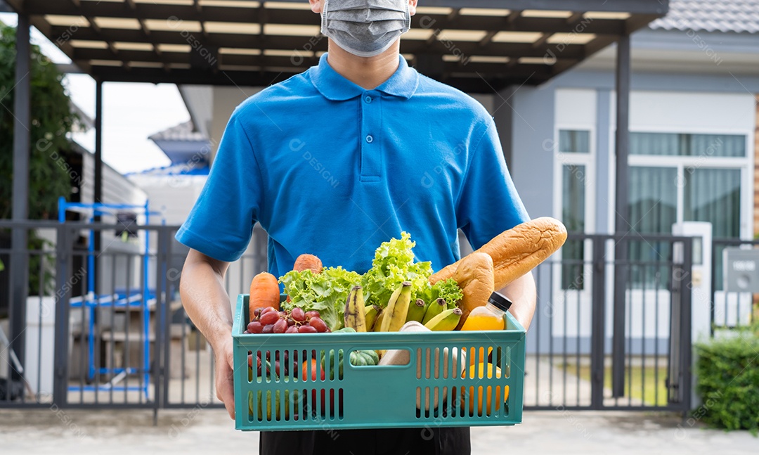 Homem asiático entregador de comida com uniforme azul