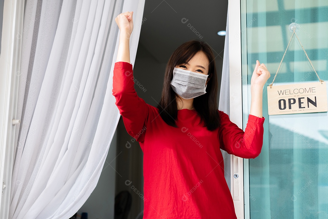 Mulher asiática abrindo porta da loja com placa