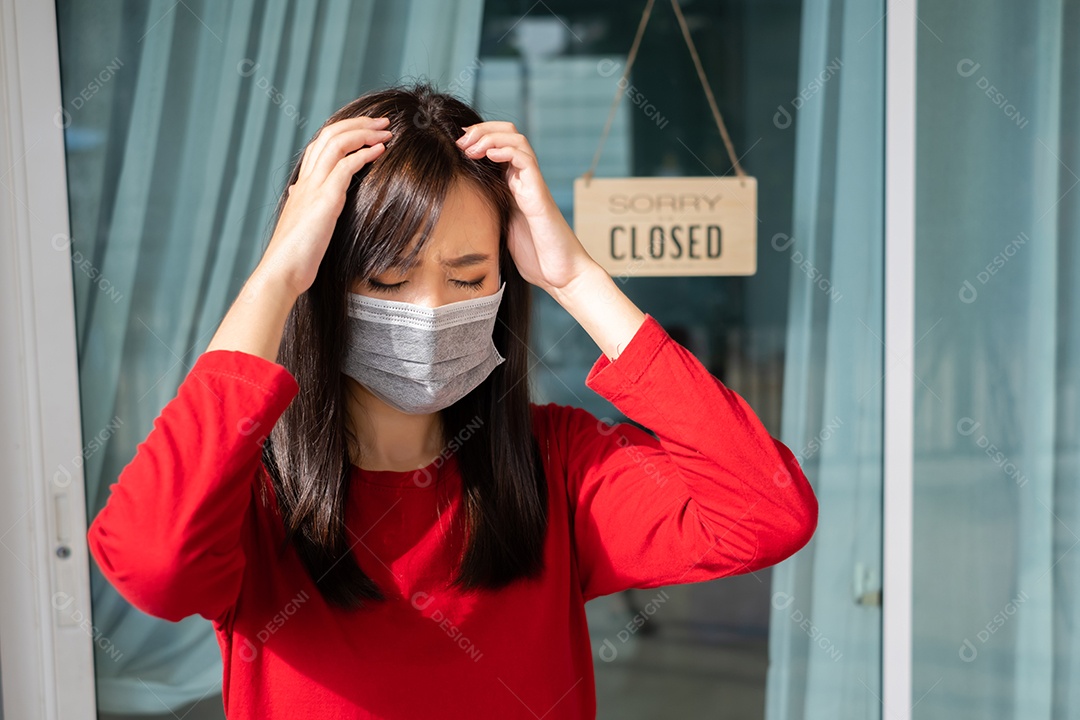 Mulher asiática de máscara com loja fechada na pandemia