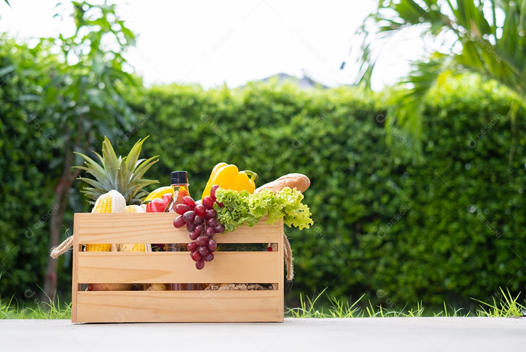 Comida em caixa de madeira, alimentação saudável e fresca, entregue em casa