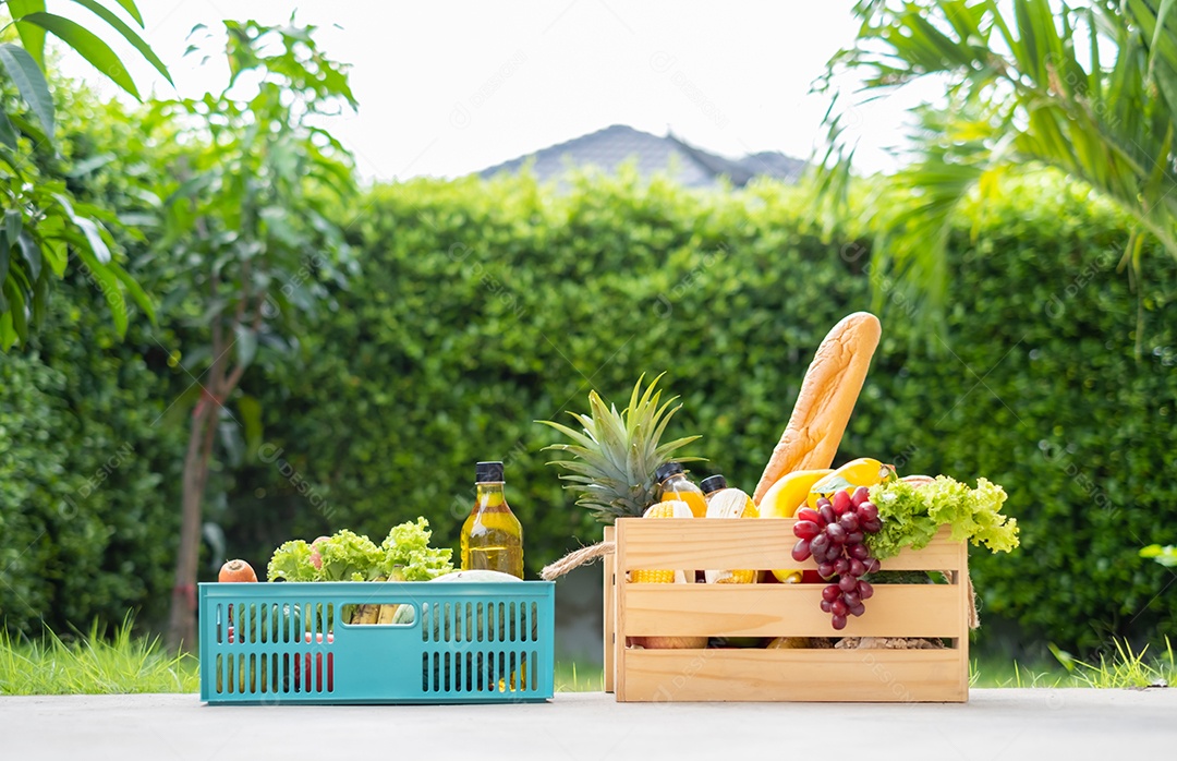 Comida em caixa de madeira, alimentação saudável e fresca, entregue em casa