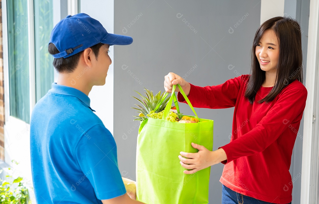 O homem asiático entregador de comida com uniforme azul
