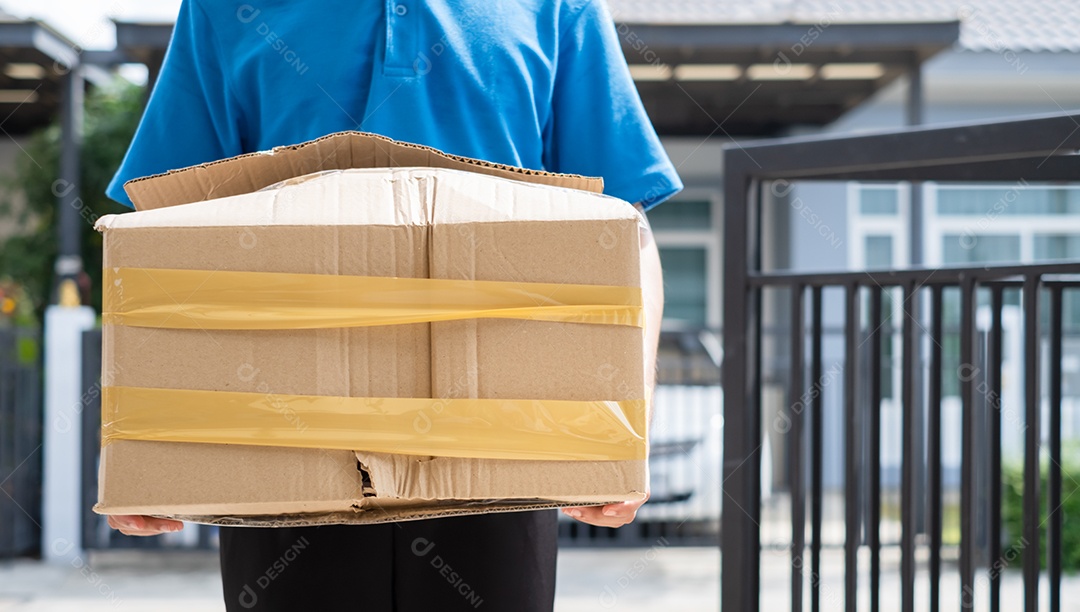 Entregador com caixa de papelão danificada antes de entregar aos clientes em casa