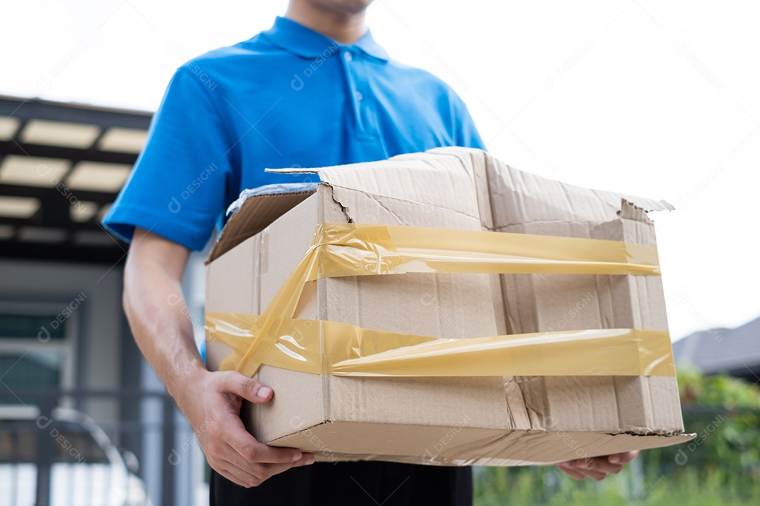Entregador com caixa de papelão danificada antes de entregar aos clientes em casa