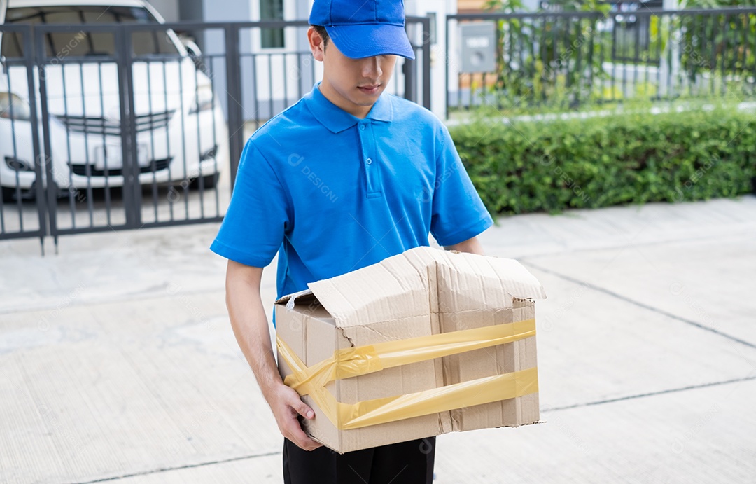 Entregador com caixa de papelão danificada antes de entregar aos clientes em casa
