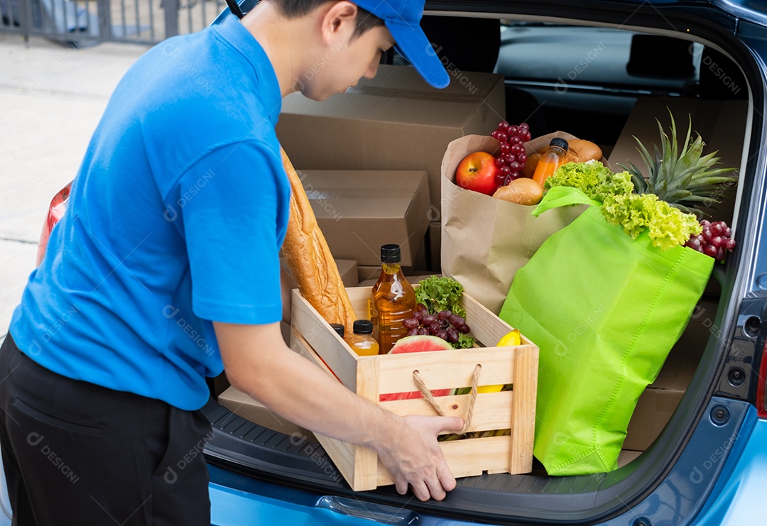 Entregador de comida em entregas de supermercado