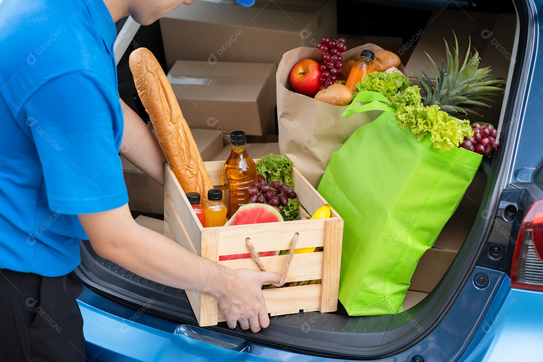 Entregador de comida em entregas de supermercado