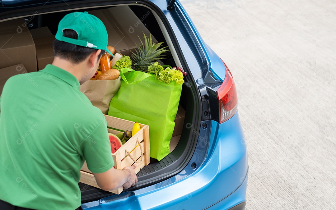 Entregador de comida em entregas de supermercado