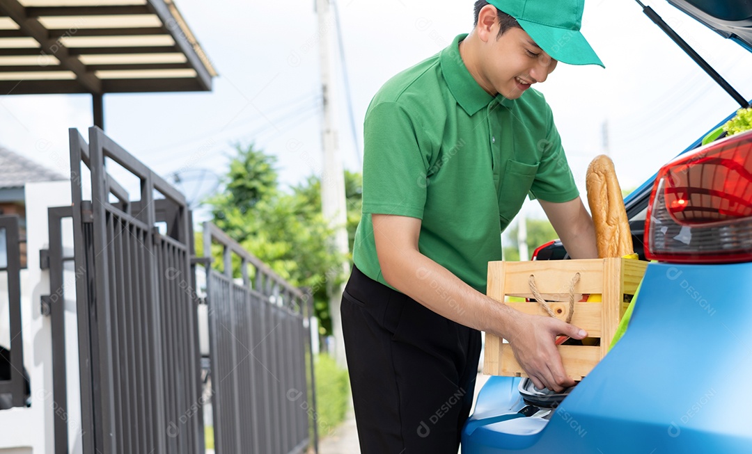 Entregador de comida entregando compras de supermercado para clientes