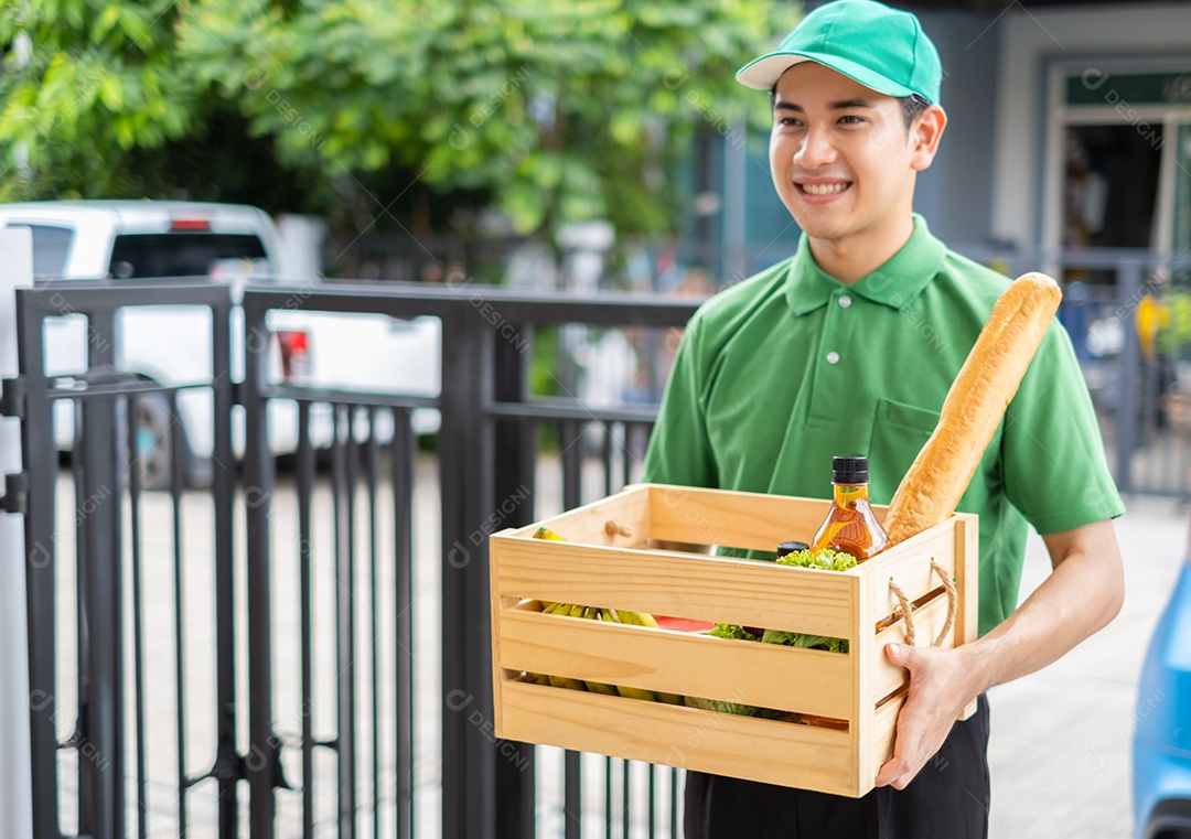 Entregador de comida entregando compras de supermercado para clientes