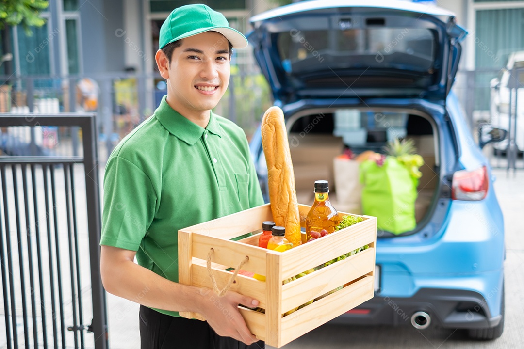 Entregador de comida entregando compras de supermercado para clientes