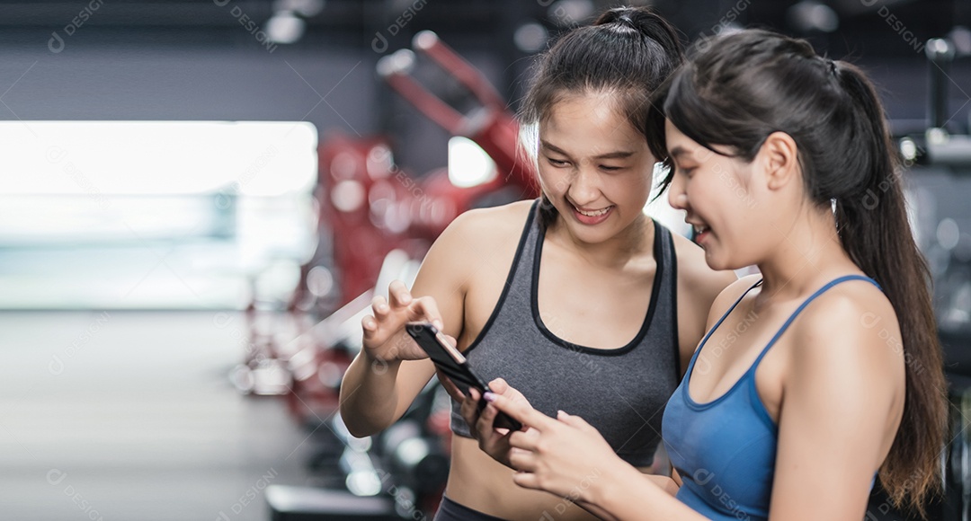 Grupo de mulheres asiáticas treinando exercícios na academia