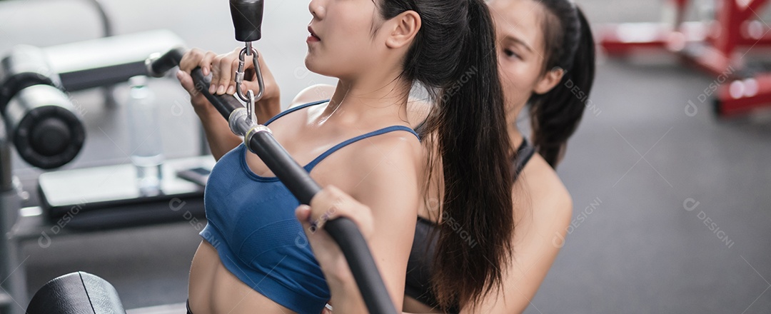 Grupo de mulheres asiáticas treinando exercícios na academia