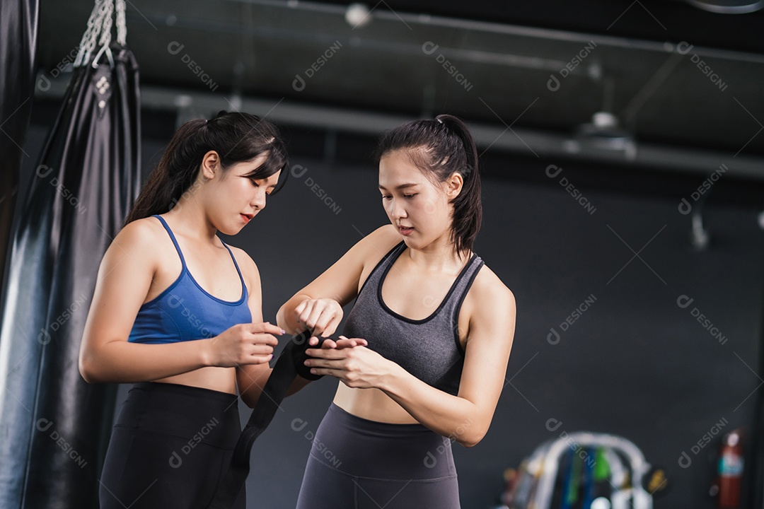 Jovens mulheres asiáticas esportivas treinando boxer