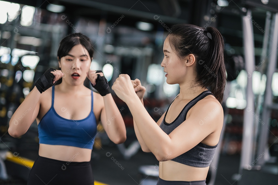 Jovens mulheres asiáticas esportivas treinando boxer