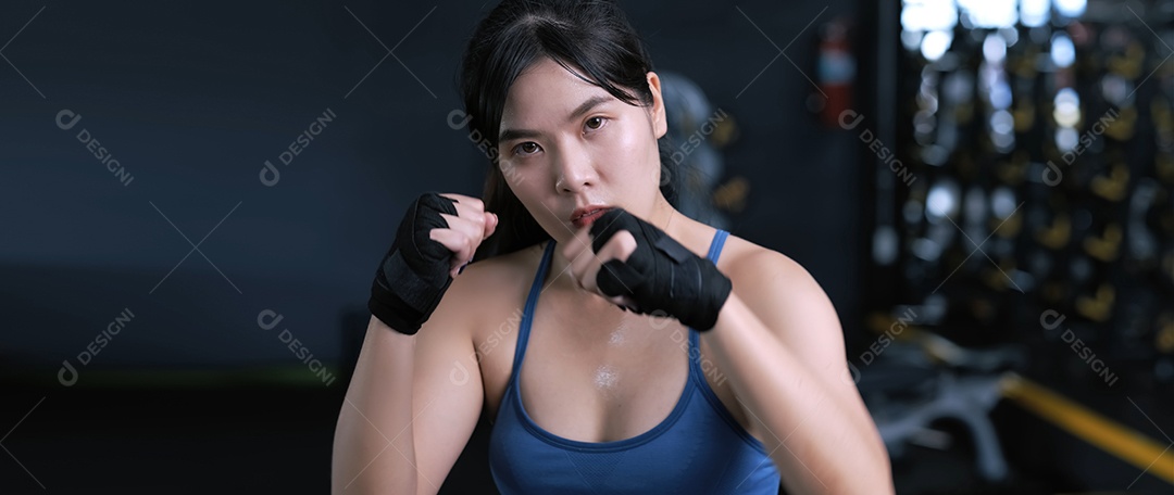 Mulher jovem treinando exercícios na academia