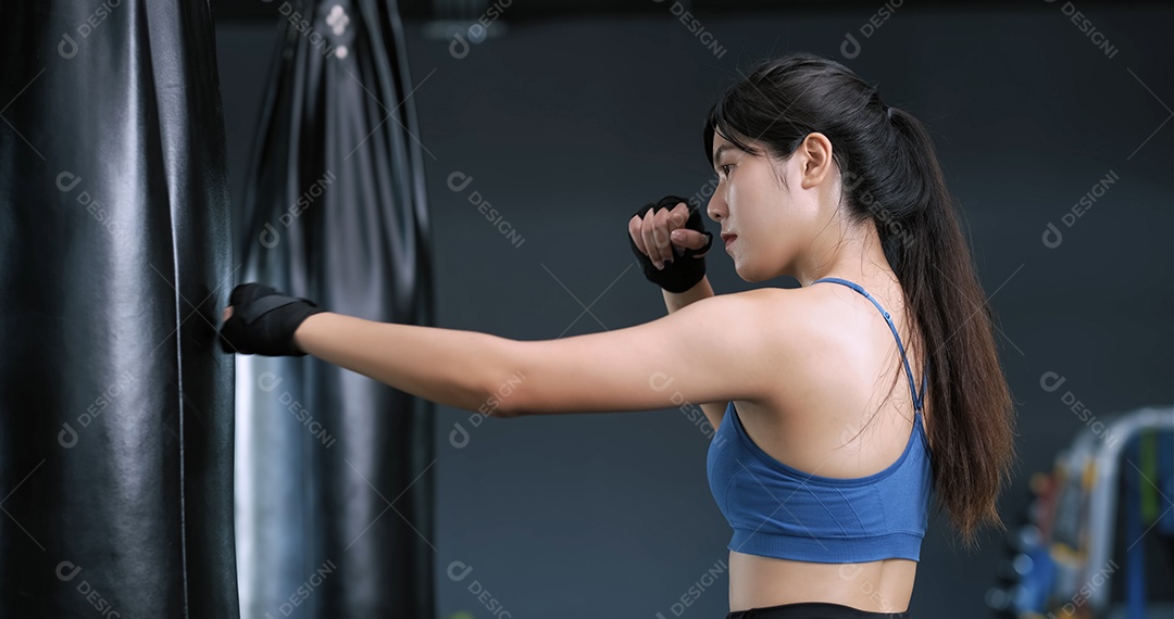 Boxer de mulheres asiáticas esportivas usando alça no pulso