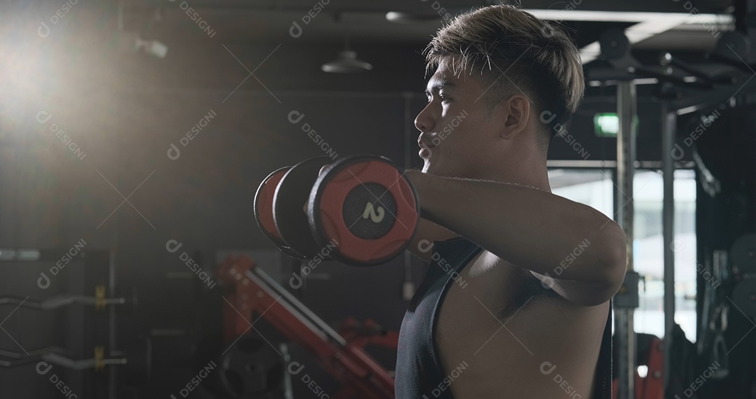 Homem jovem treinando exercícios na academia