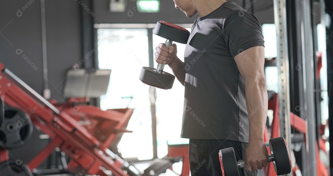 Homem jovem treinando exercícios na academia
