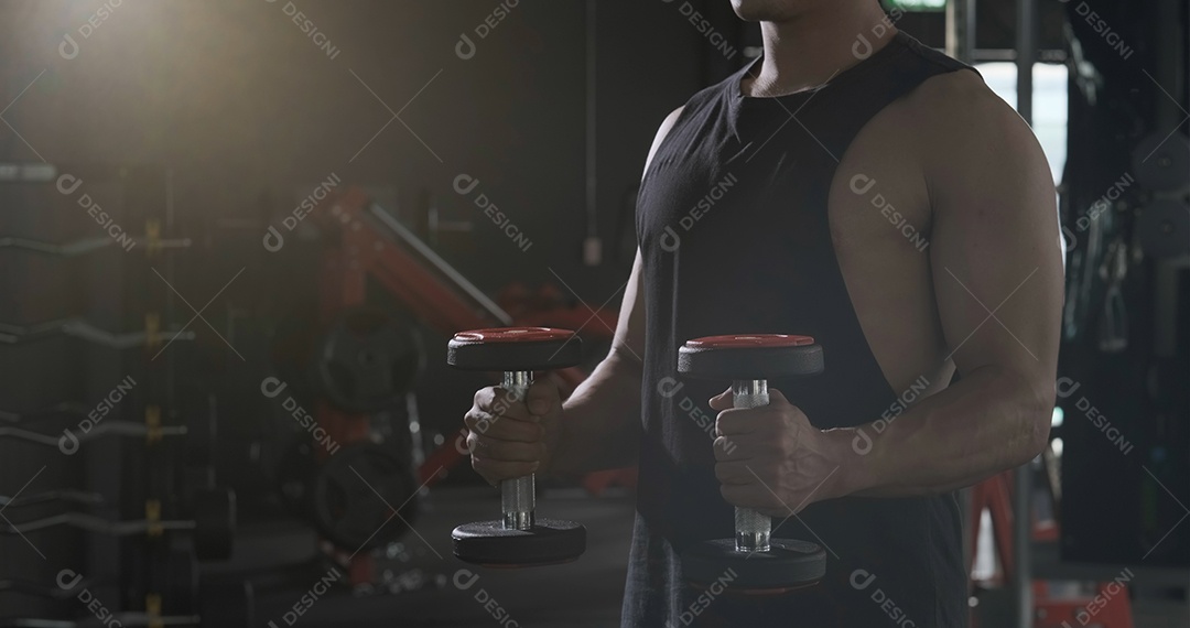 Homem jovem treinando exercícios na academia