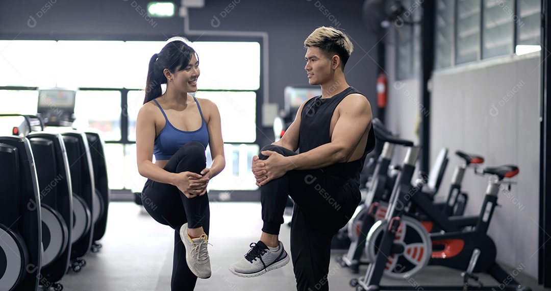 Casal jovem treinando exercícios na academia